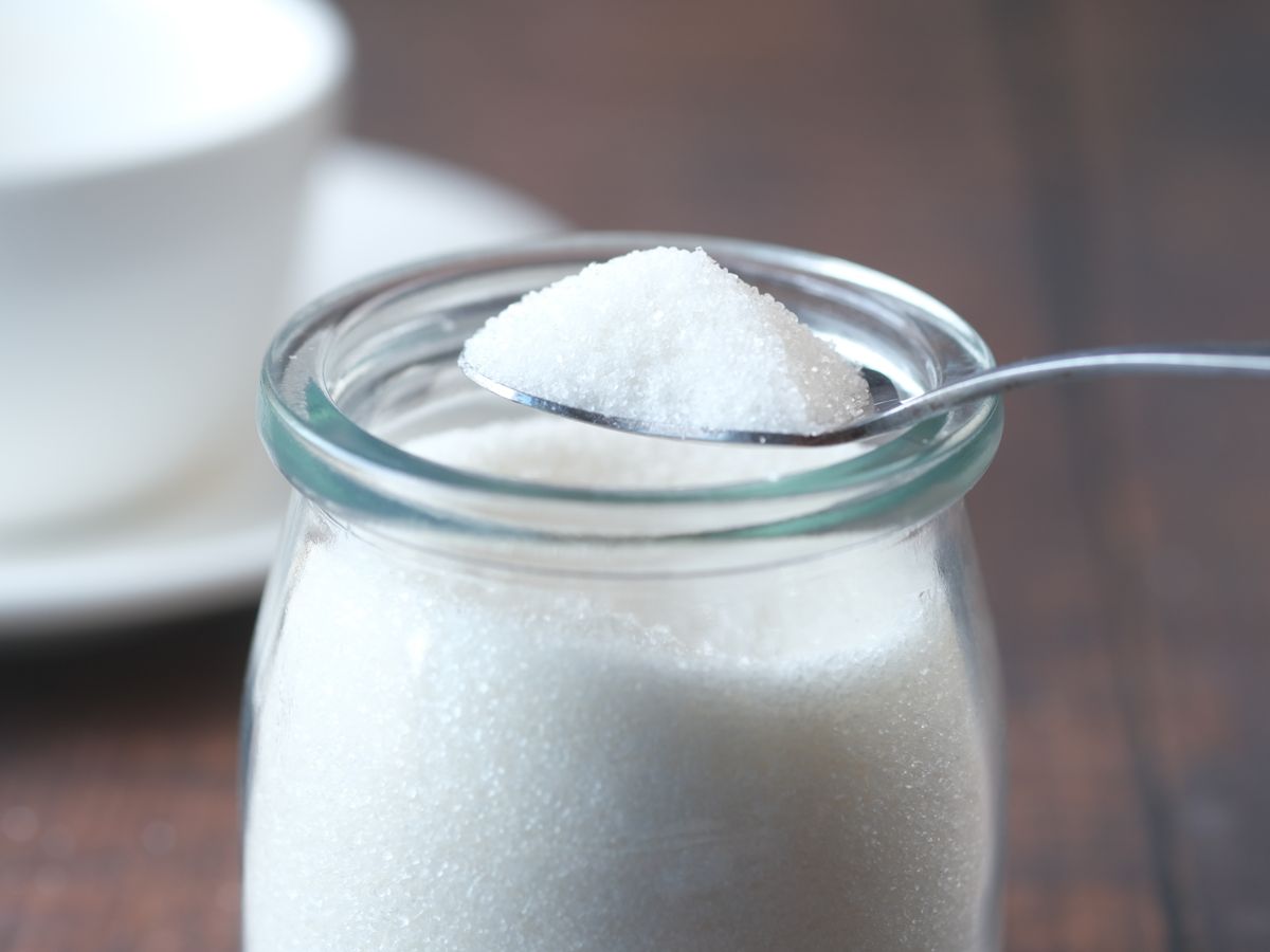 Gula pasir putih di dalam wadah kaca